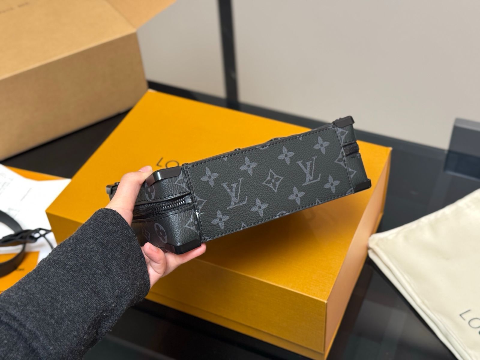 今日特価】Louis Vuitton Men's Multi-Way Leather Bag・ルイ