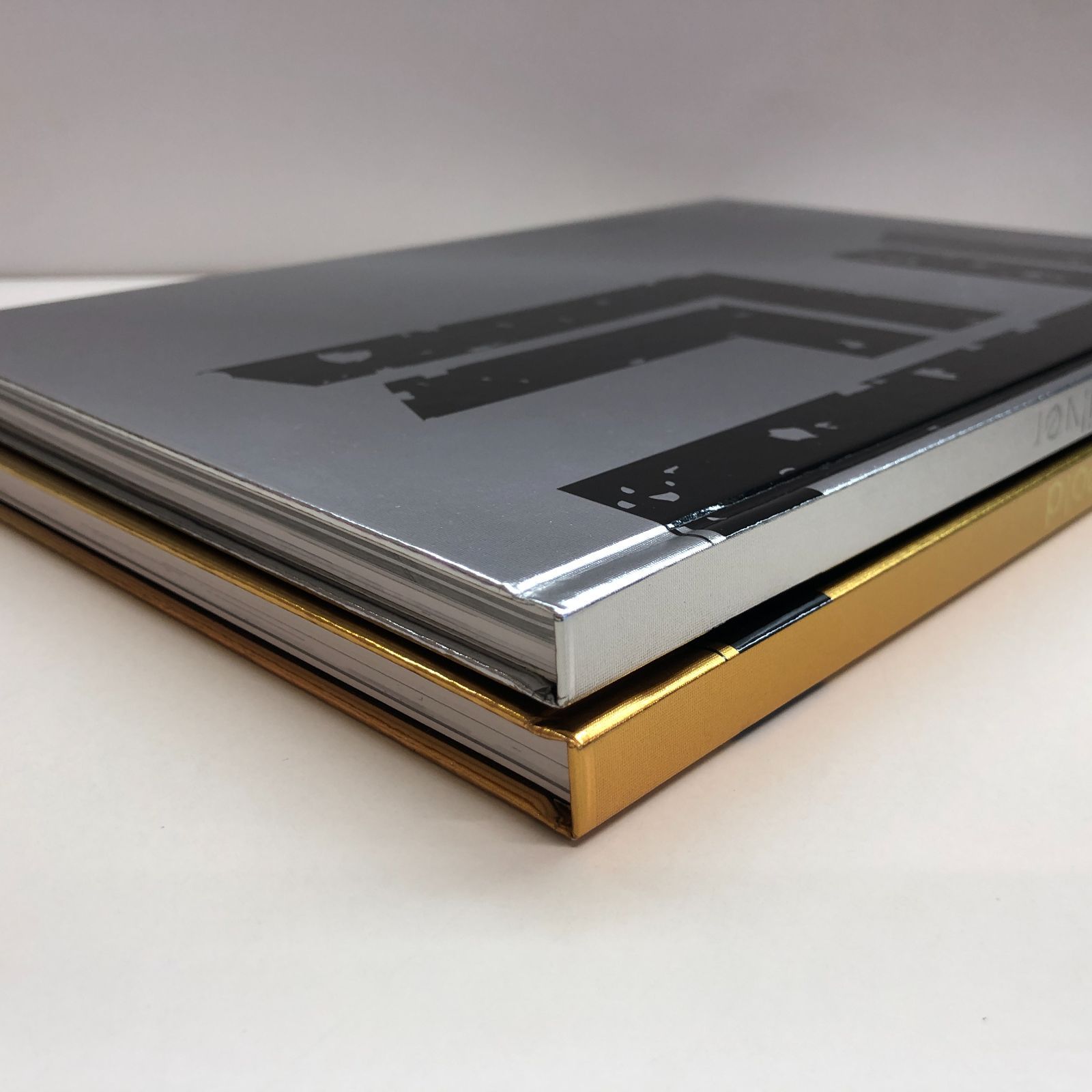 【図録】2冊セット★東京リベンジャーズ描き下ろし新体験展 Gold＆Silver N]東京リベンジャーズ描き下ろし新体験展2冊セット Silver/Gold - メルカリ