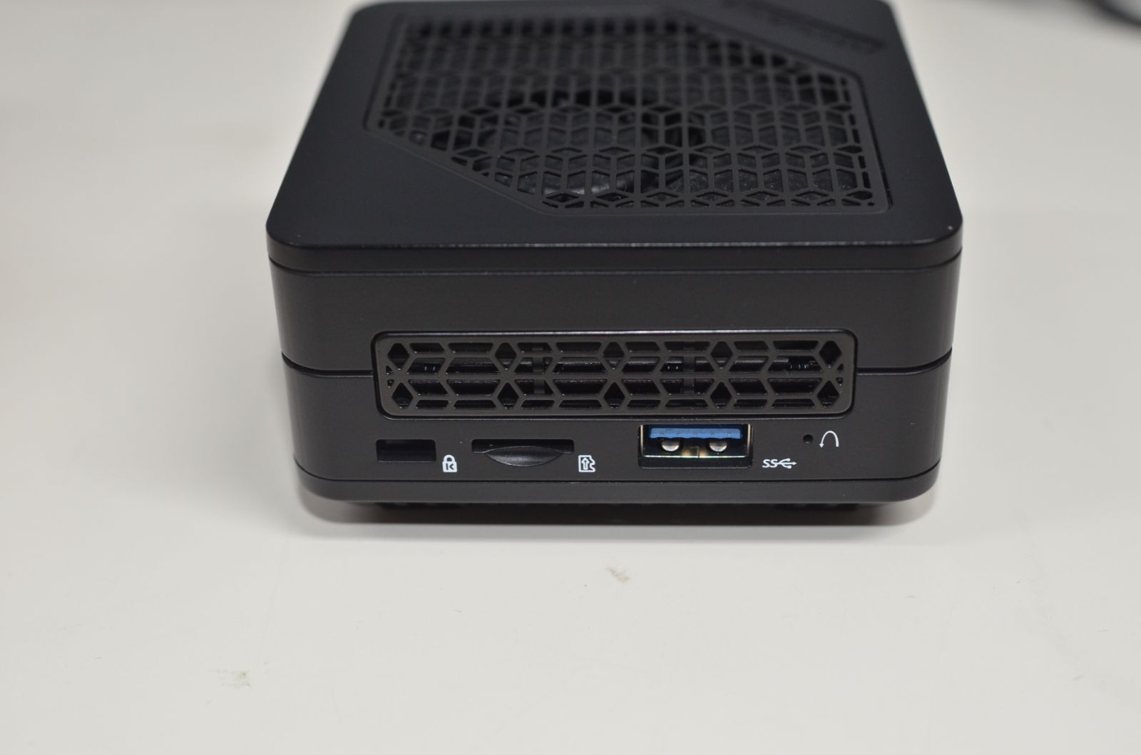 中古良品 超ミニPC MINISFORUM EM780 Windows11 AMD Ryzen 7 7840U