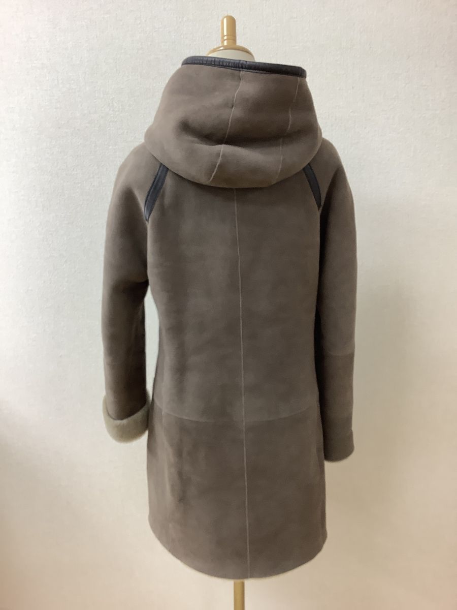 薄茶色ムートンコート