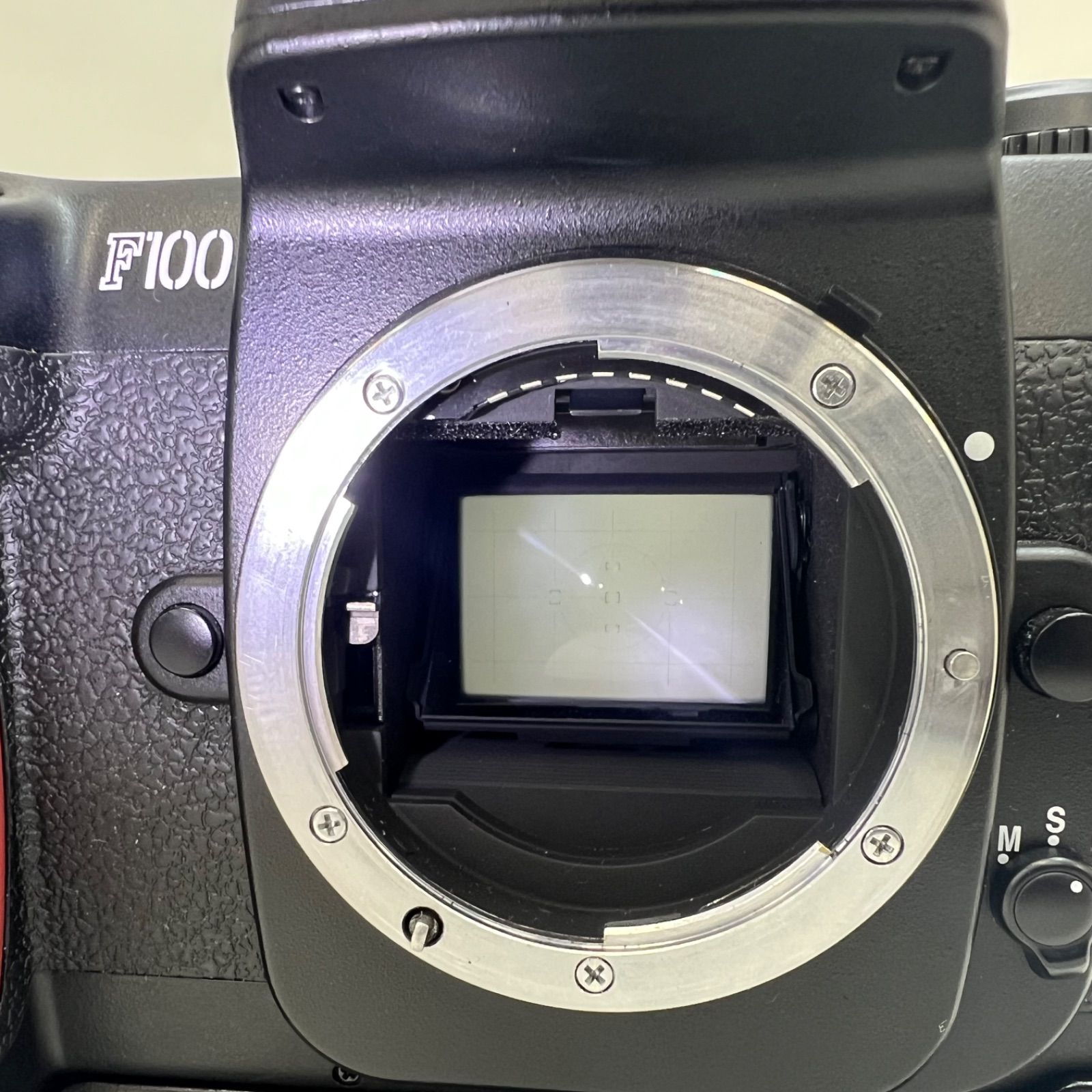  000924 Nikon F 100 グリップ付き ニコン ボディ 一眼レフカメラ(フィルム) フィルムカメラ