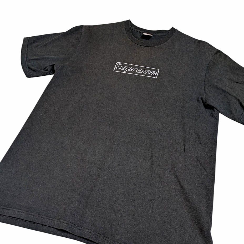 KAWS カウズsupreme シュプリーム/作者サイン有 証明書付属 SUPREME Supreme シュプリーム KAWS Chalk Box Logo Tee カウズ