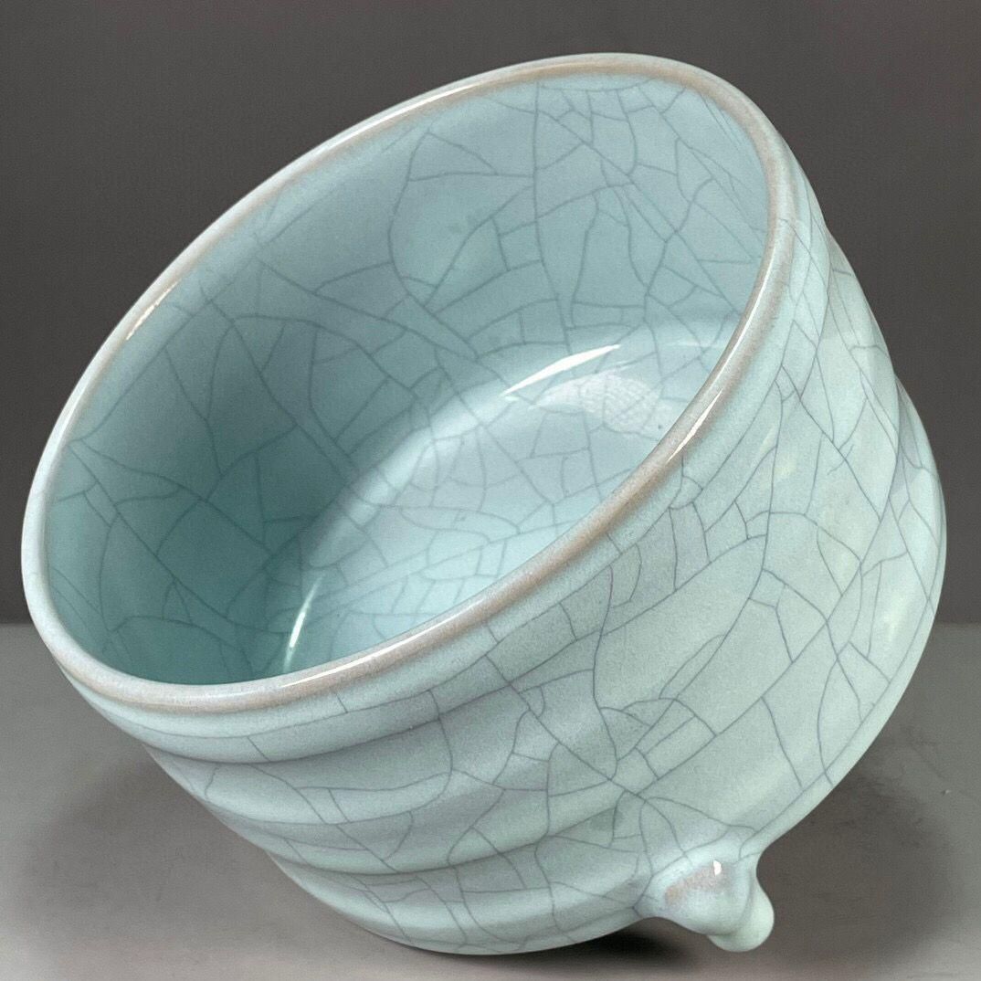 宋哥窯金糸鉄線三本足香炉 香道具 陶磁器 現代工芸品 美術品 置物 汝磁器開片三足香炉 香道具 景徳鎮 陶磁器 装飾品 現代工芸品