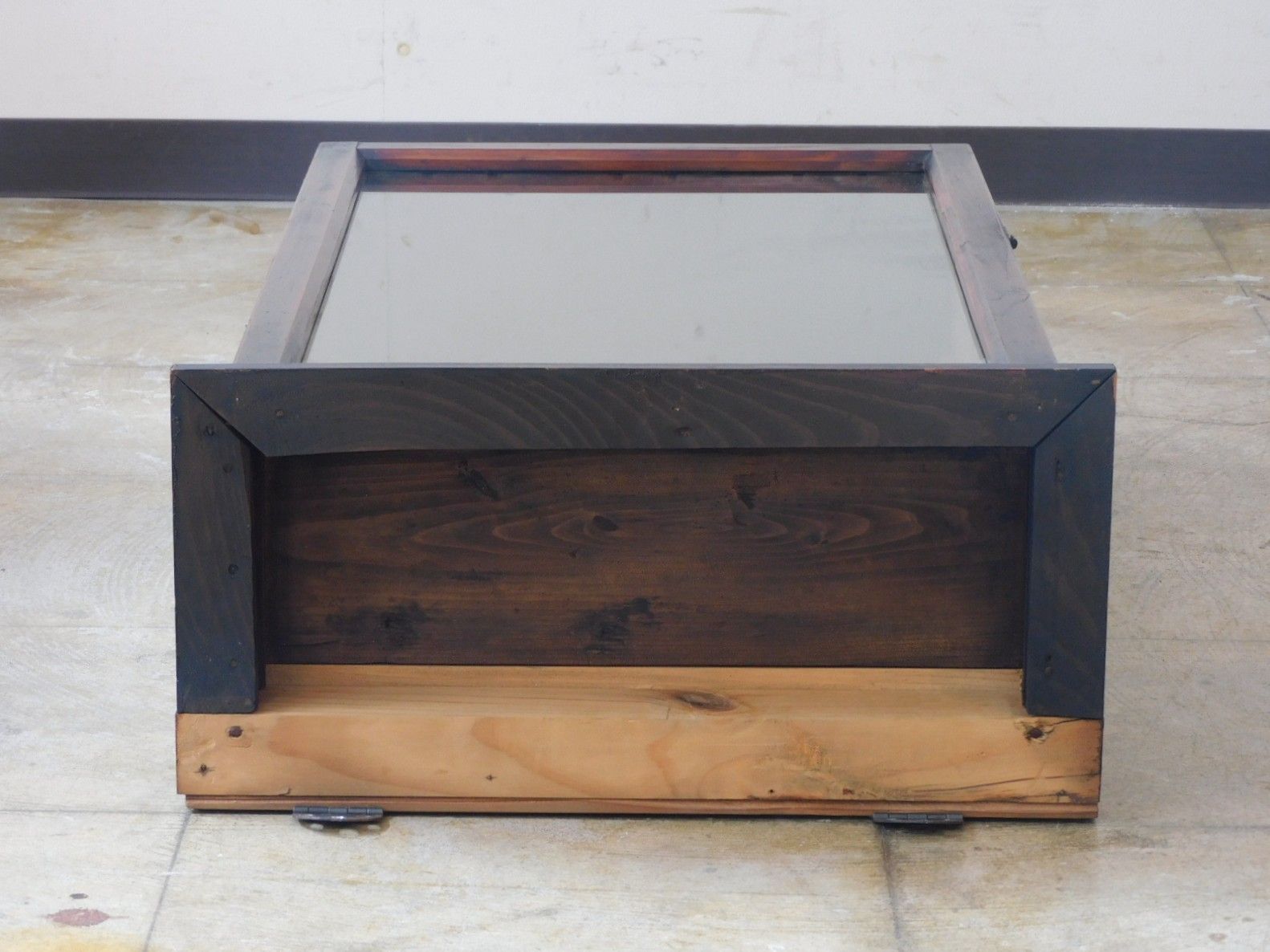 ゆらゆらガラスの壁掛けショーケース 吊り棚 キャビネット ケビント ガラスケース 楽天市場】ショーケース 幅42.5cm 4段 背面ミラー コレクション