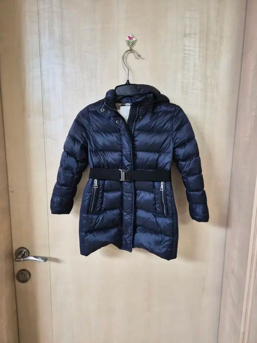 バーバリー キッズ ネイビー ベルト付き ダウン コート 4y