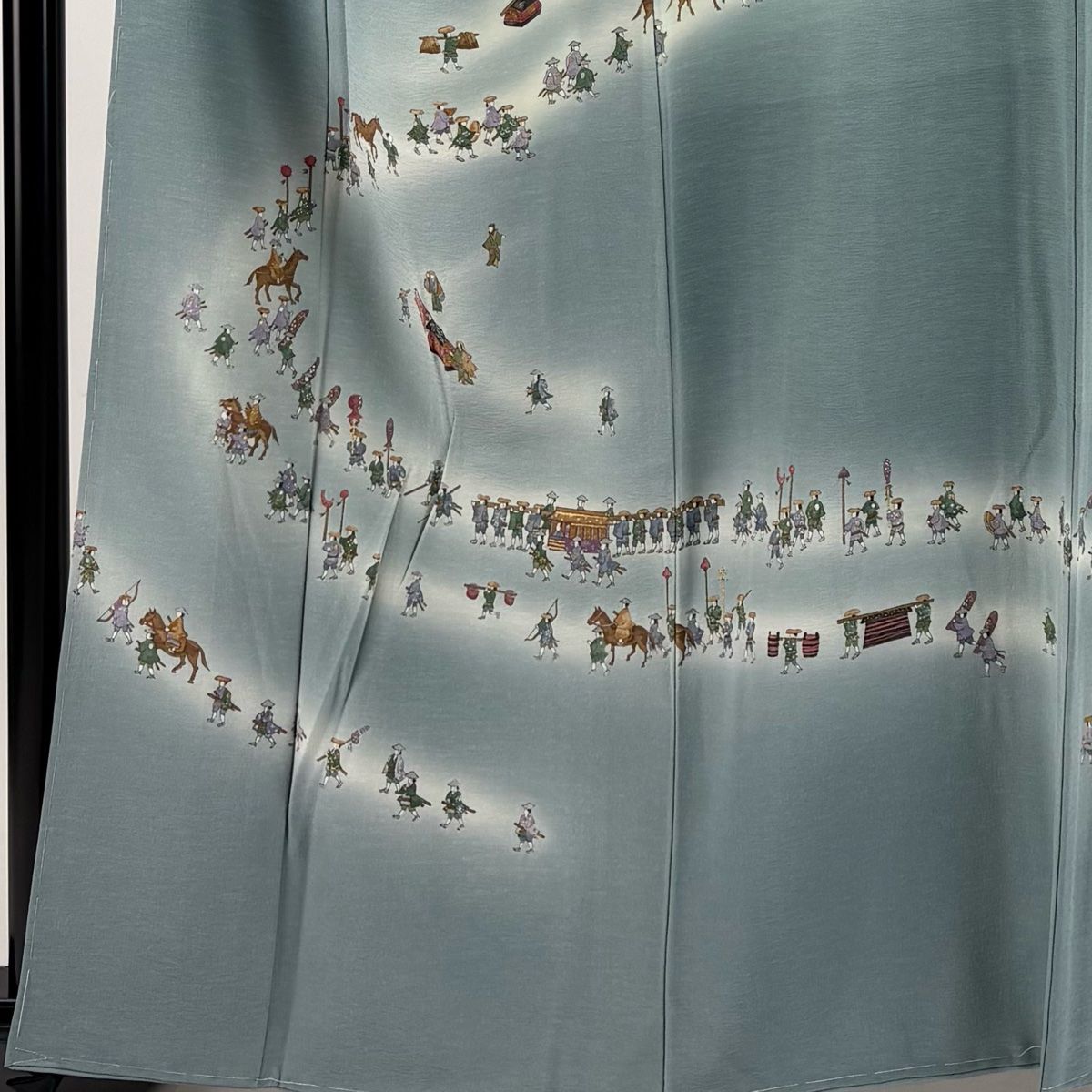 付下げ 身丈159cm 裄丈67cm M 袷 樽本伊勢蔵 落款 大名行列 人物 金銀彩 ぼかし 青灰色 正絹 名品