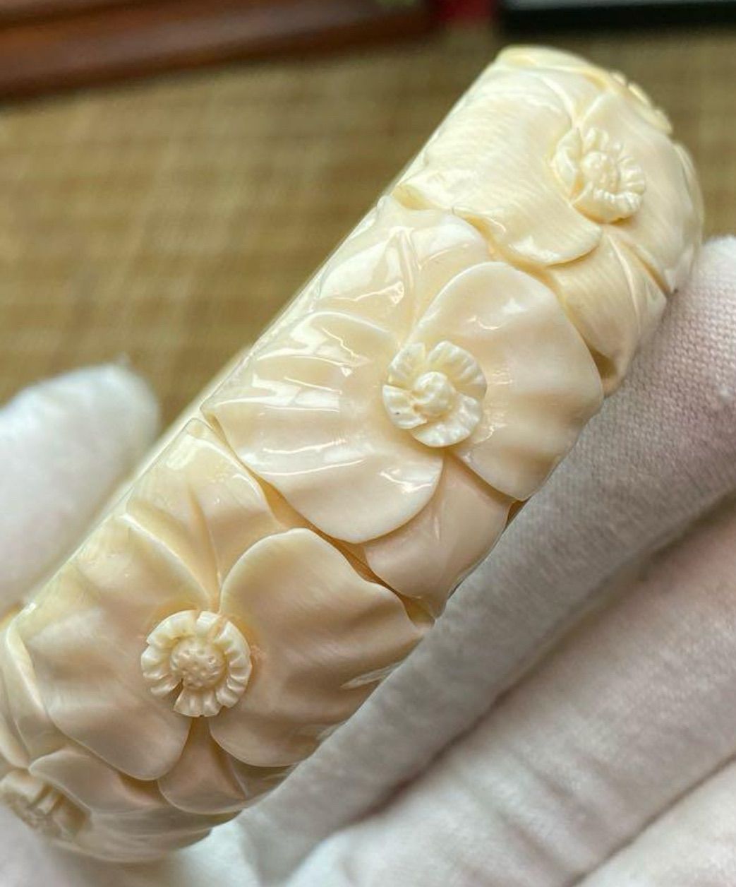 天然マンモス牙美しい手作り彫刻 バラハンド ブレスレット - メルカリ