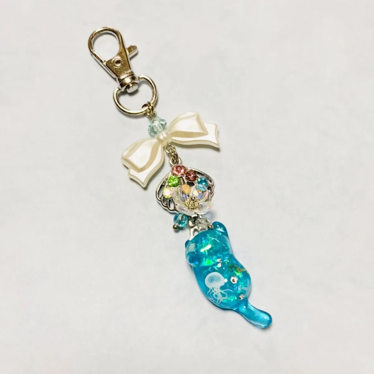 ハンドメイド リボン&シェルとレジンじゃれ猫(セルリアンブルー 