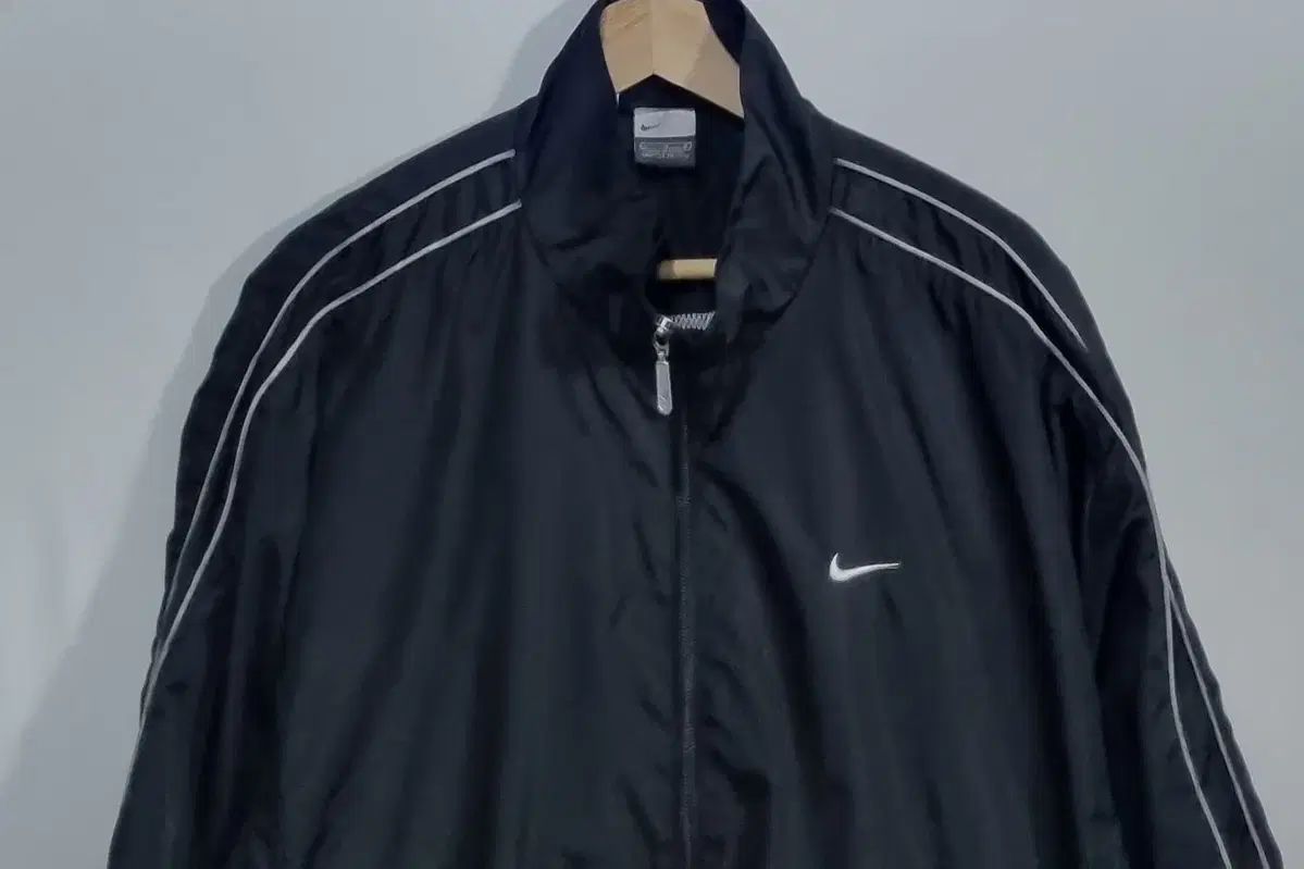 【雷市場（ポンジャン）商品韓国直送】 L （ 100 ） Nike(ナイキ） 黒 オールドスクール ヴィンテージ ウインドブレーカー ウインドランナー