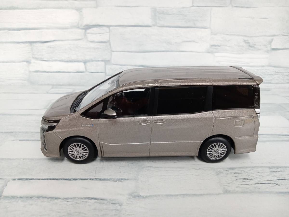 1/30 TOYOTA ボクシー 4V8 アバンギャルドブロンズメタリック カラーサンプル 1/30 TOYOTA ボクシー 4V8 アバンギャルド