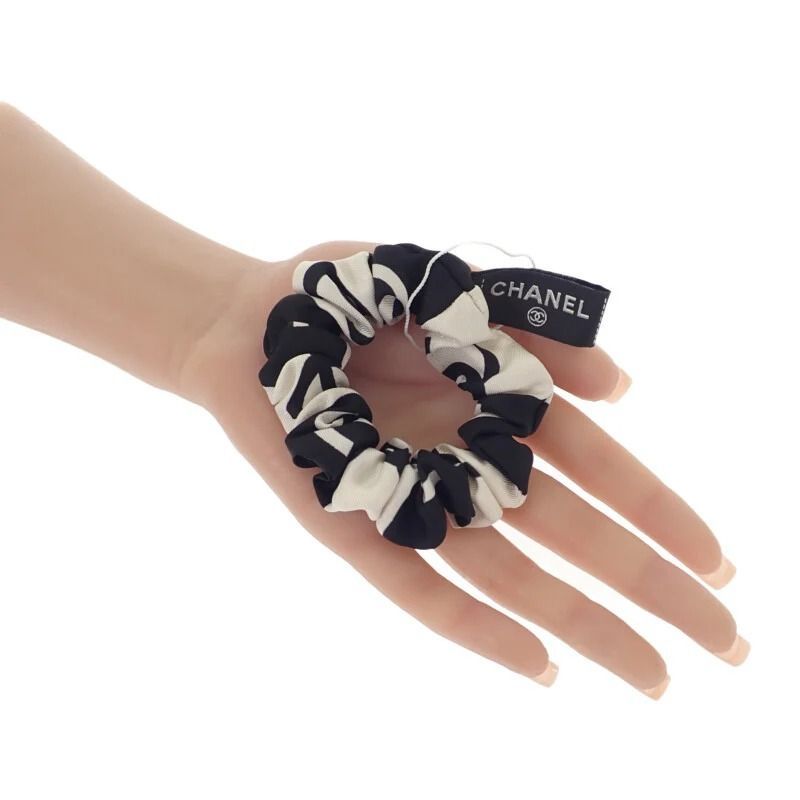 25SS 使い方様々♪ 【CHANEL】 CCロゴ シュシュ CHANEL】CCロゴ シュシュ ヘアアクセサリー シルク ブラック