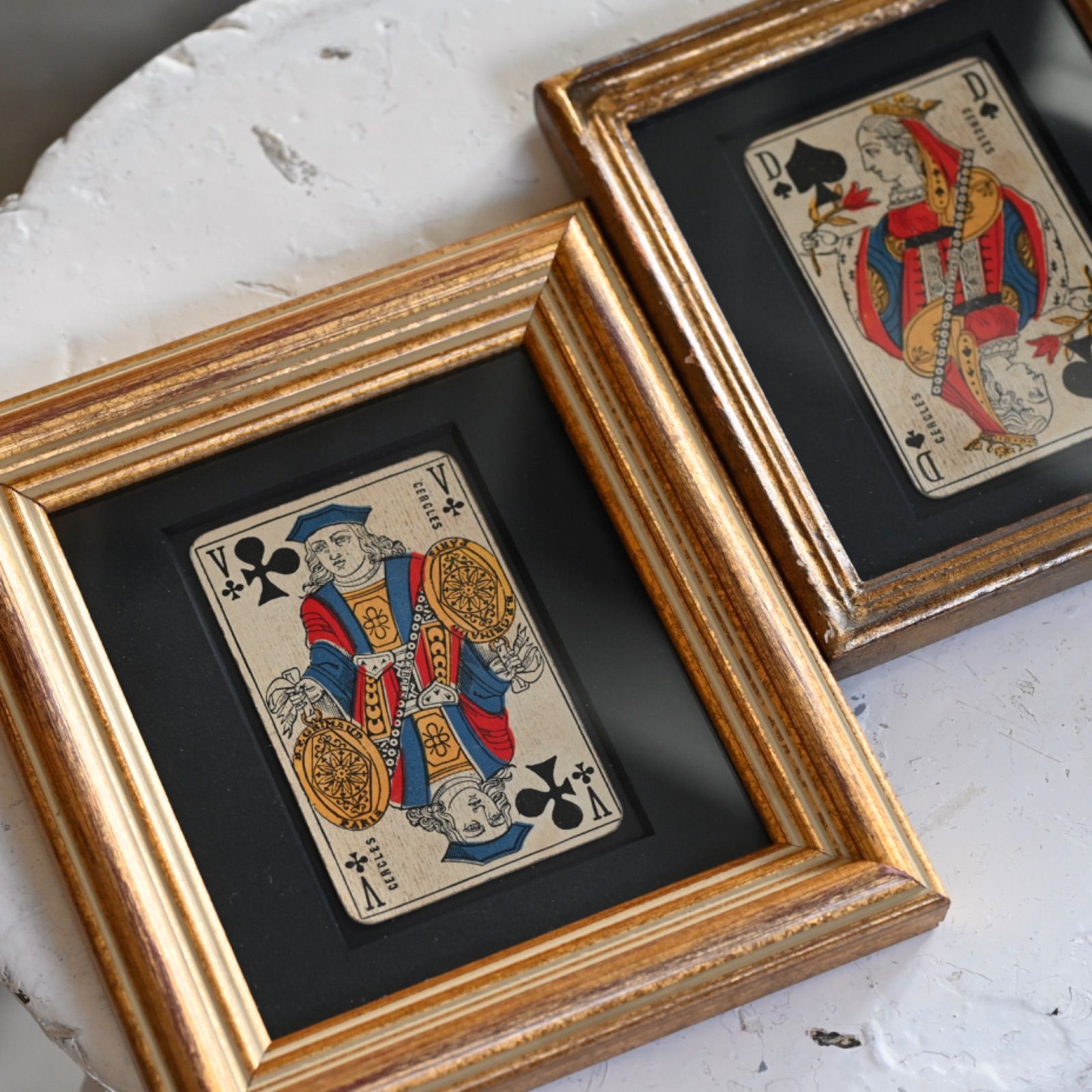 ヴィンテージフレーム「クローバーV」アンティークカードの1枚と