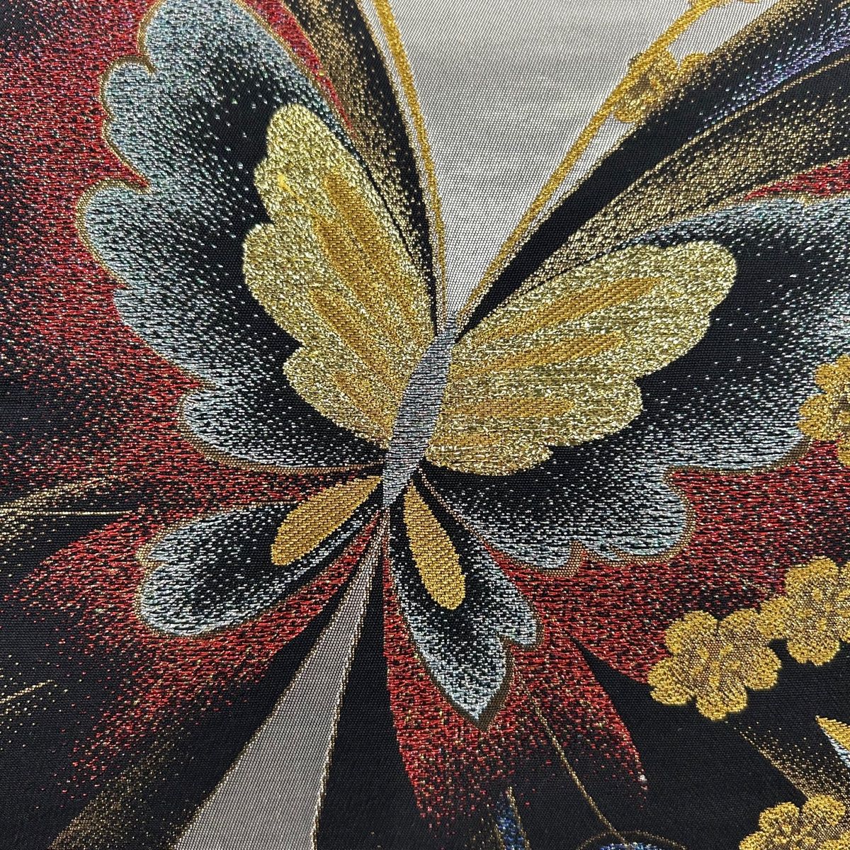 り*じ様 (あ870)アンティーク振袖㊗️金に輝く菱形花唐草模様✨4点セット 袋帯 美品 秀品 振袖向き 草花 箔 紫 六通 正絹 【中古】 - メルカリ