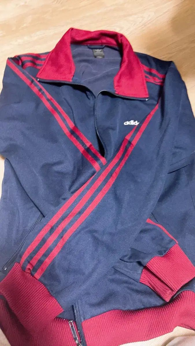 必須アイテム adidas(アディダス) ジャージ (ネイビー バーガンディー