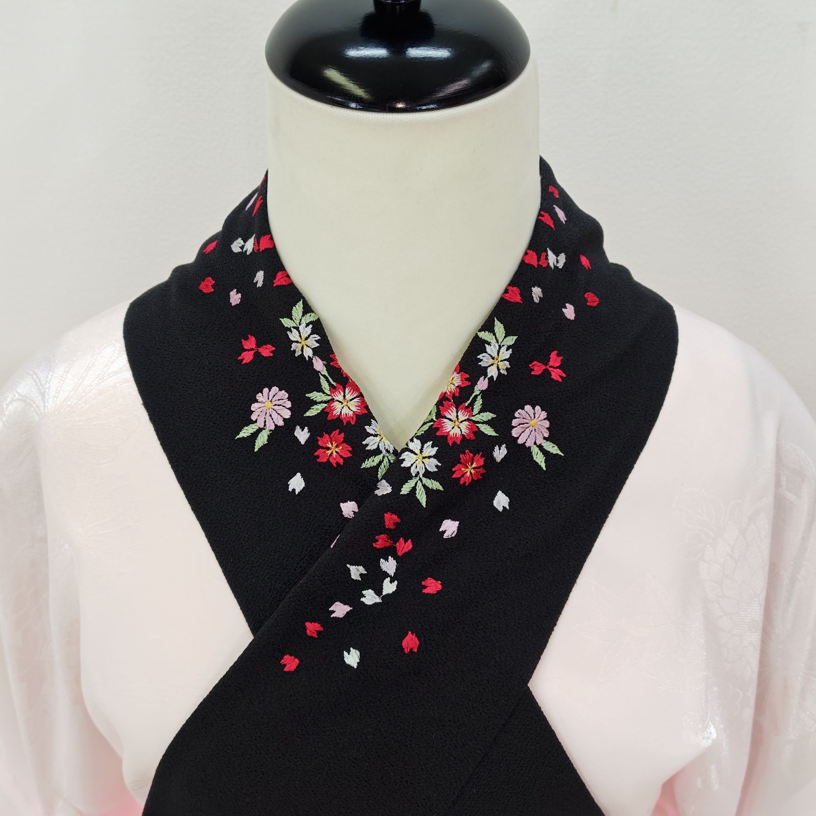 新品 お振袖用長襦袢 ブラック刺繍半衿 お仕立てセット 衿芯つき 