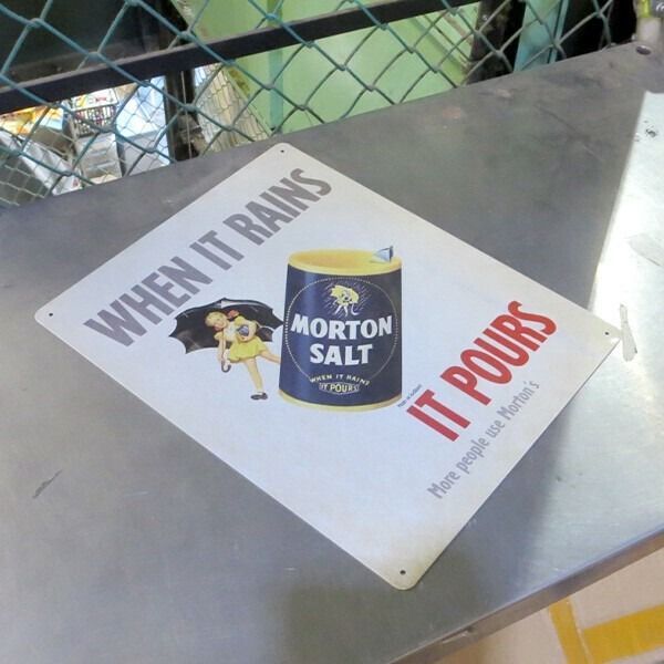 メタルサイン MORTON SALT WHEN IT RAINS IT POURS モートンソルト