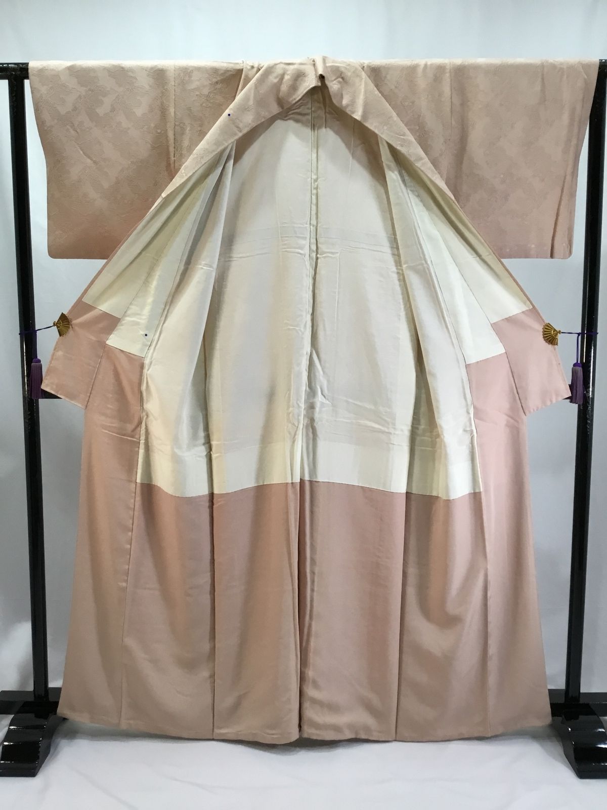 色無地/正絹/美品/ベージュ/一ッ紋/下り藤/仕立上がり/適応身長148～155㎝/7142 色無地/正絹/美品/ベージュ/一ッ紋/下り藤/仕立上がり/適応身長148