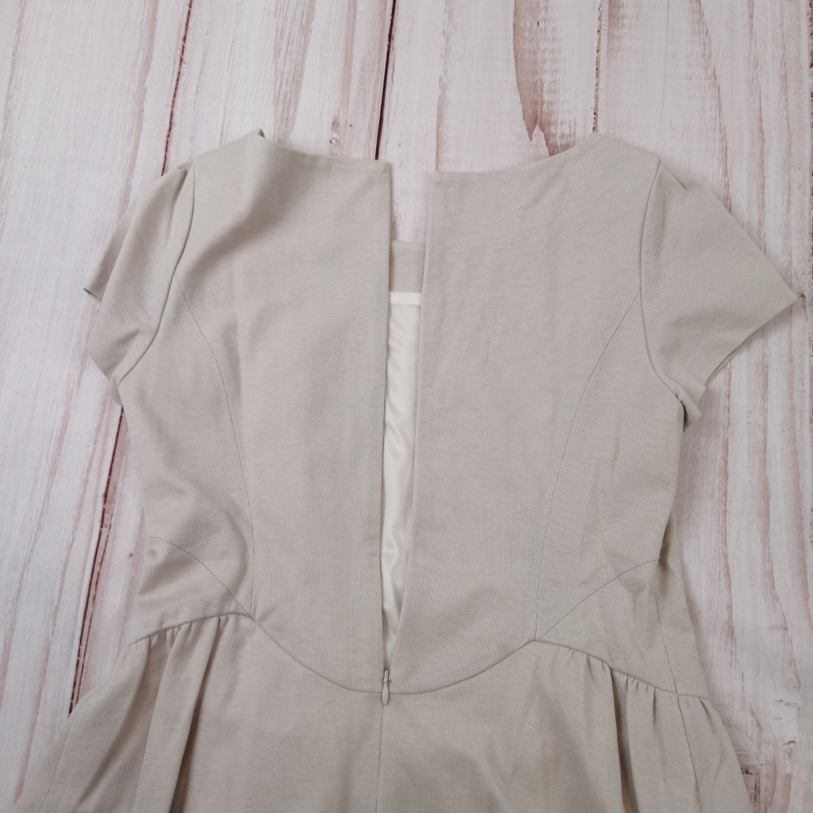 未使用タグ付 UNITED アンタイトル 半袖ワンピース ベージュカラー  