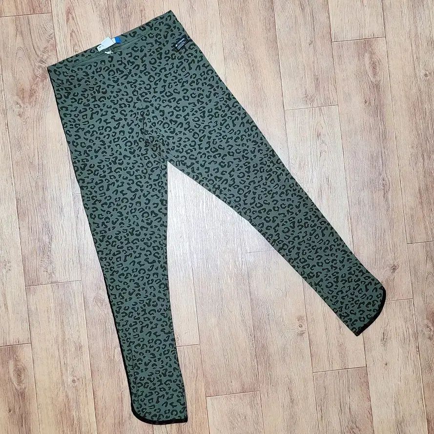 アディダス ( adidas ) オリジナル ヒョウレギンス 55 新品