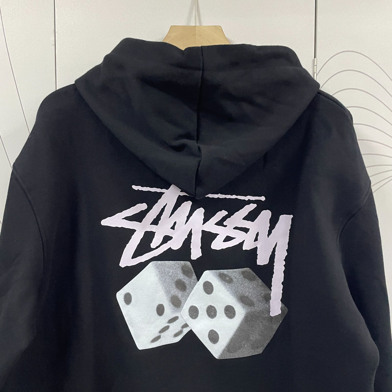 新品✨ステューシー ROLL THE DICE STUSSYスウェットパーカー男女兼用 - メルカリ