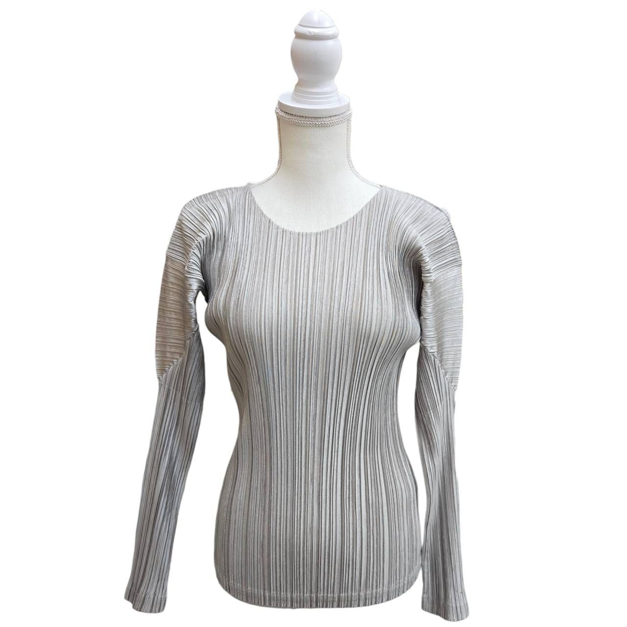 ISSEY MIYAKE イッセイミヤケ プリーツ カットソー Mサイズ シルバー系 長袖 クルーネック アパレル レディース 衣類 ブランド