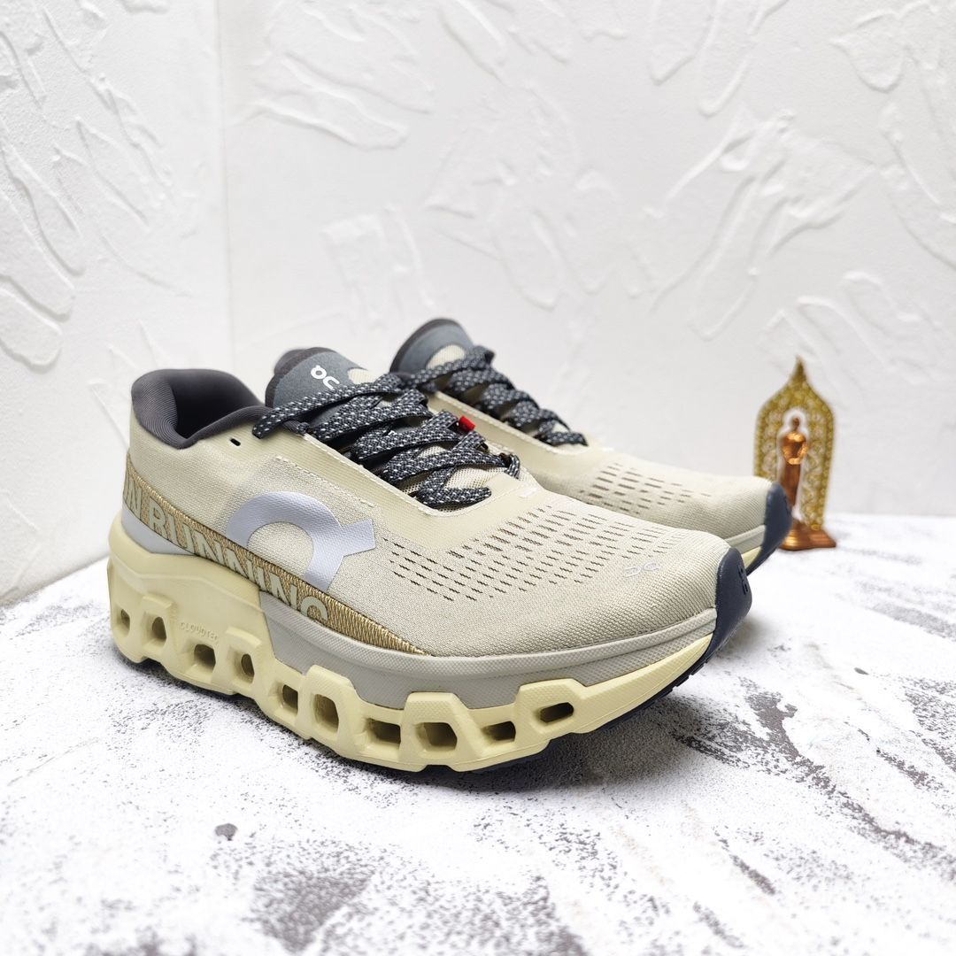 ■美品■匿名配送■ランニング■ウォーキング■ジム■トレーニング■スポーツ On Cloudmonster2 クラウドモンスター 第二世代 ジョギング