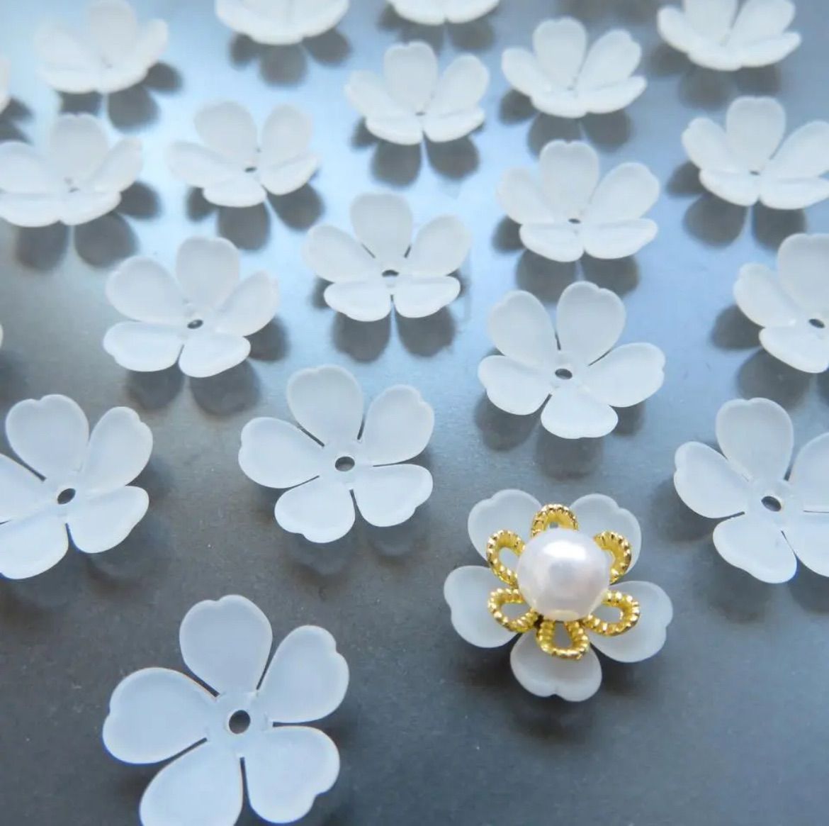 フラワーパーツ100個 ビーズ アンティーク フラワー MIX 12mm 100個 ひらひら梅の花