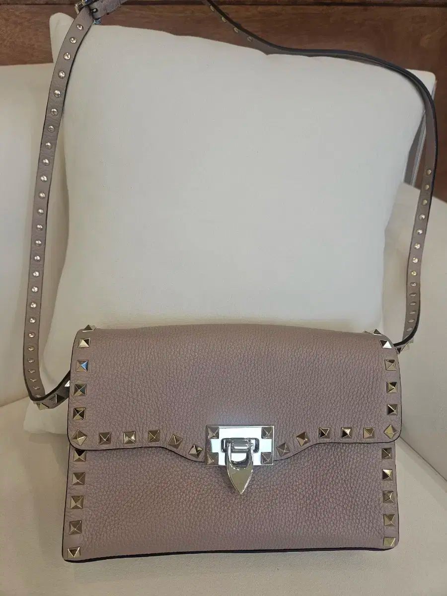 Valentino ヴァレンティノ ガラバニ クロスバッグ