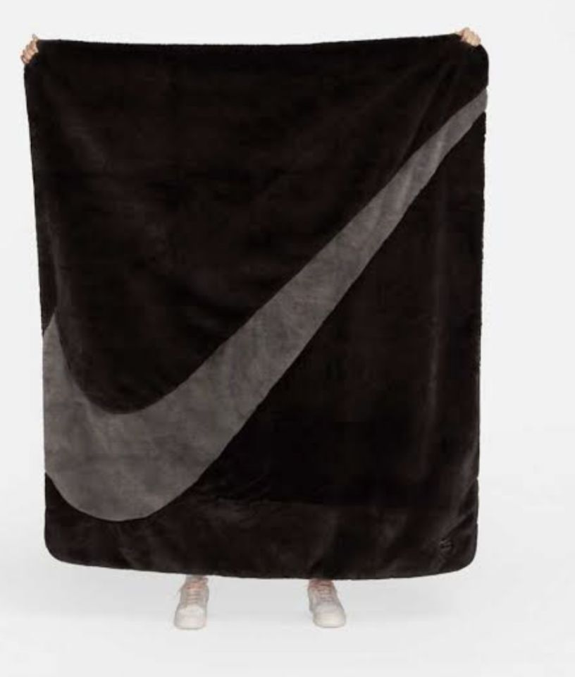 NIKE NSW フェイクファー ブランケット スウォッシュ ブラウン NIKE NSW フェイクファー ブランケット スウォッシュ ブラウン