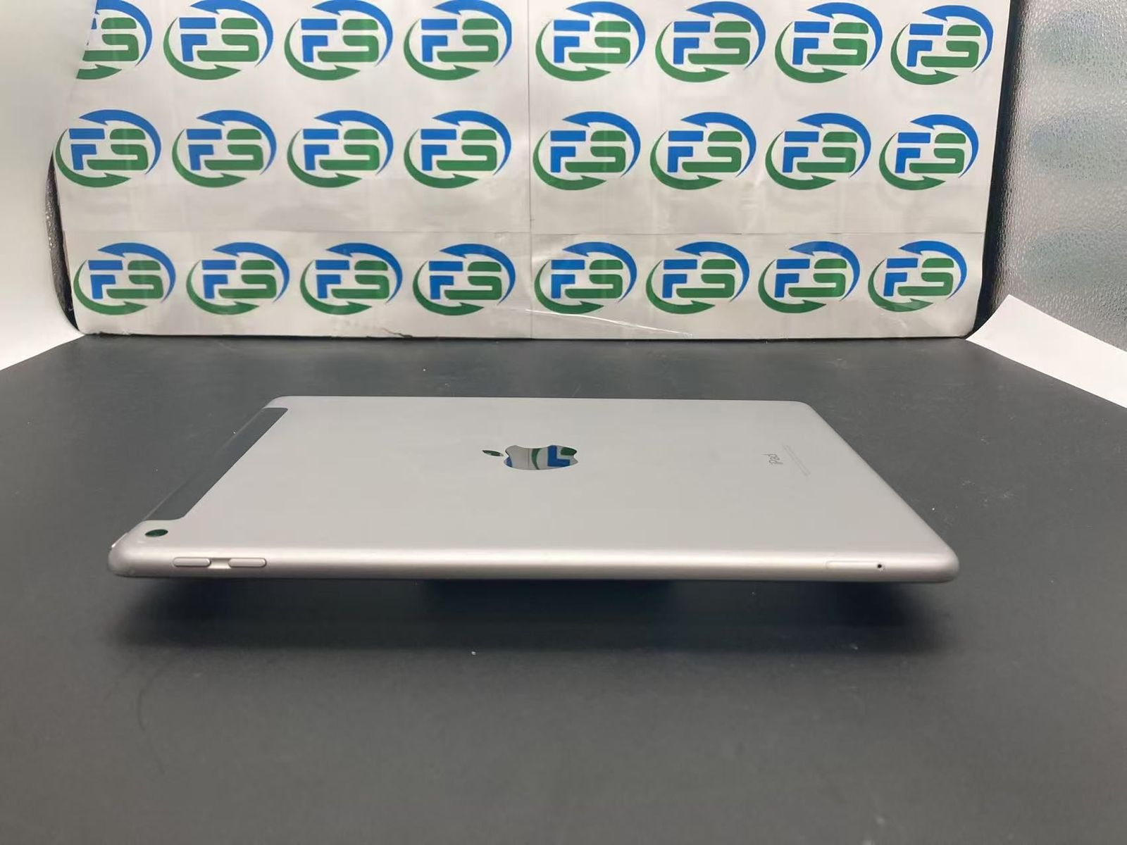【バッテリー良好】 iPad 第6世代 / 32GB /スペースグレイ5 Amazon.co.jp: 【整備済み品】 Apple iPad (第6世代) Wi-Fi +