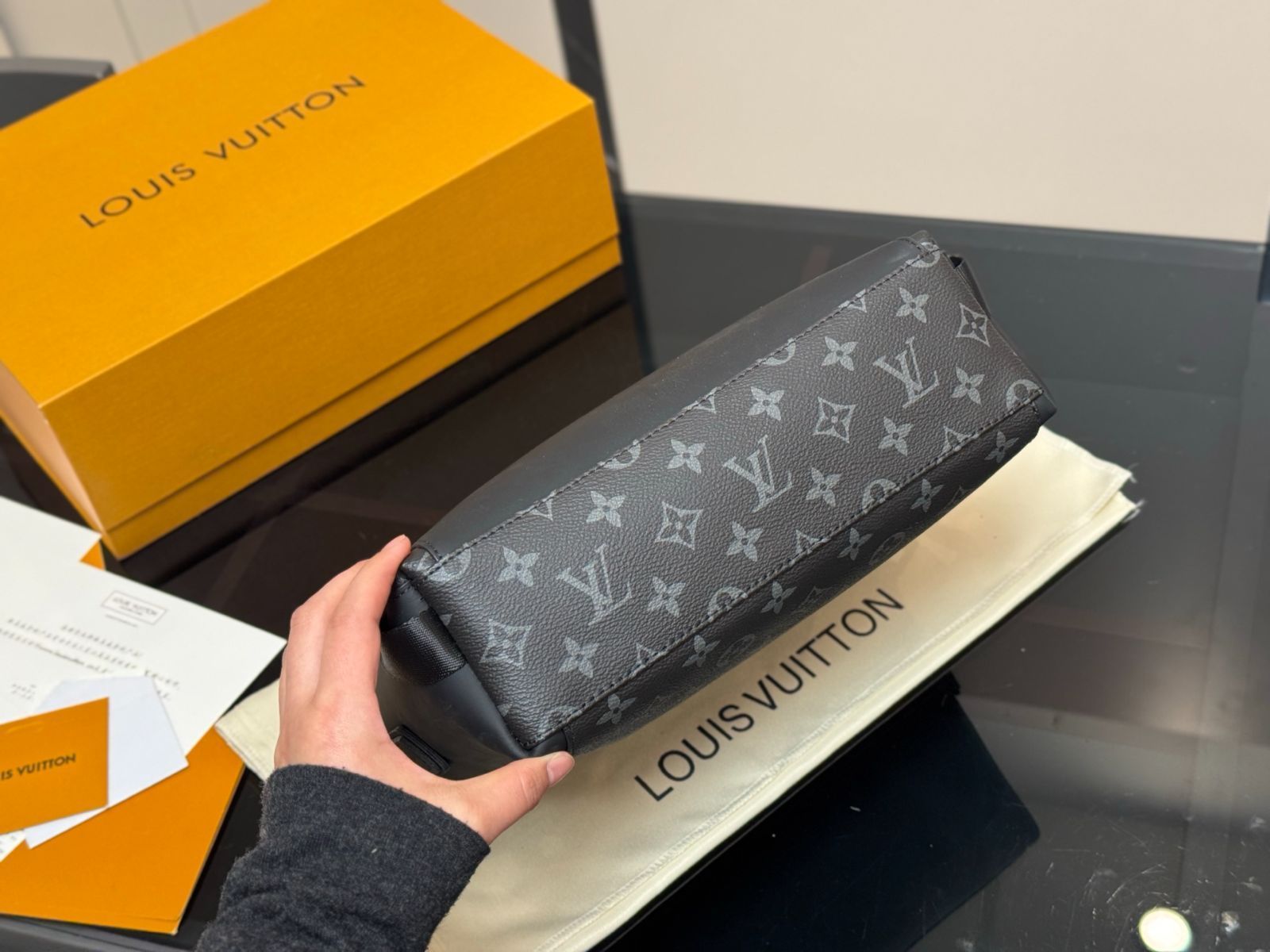 Louis Vuitton ヴィクトール　メッセンジャーバッグ　ボルドー 今日特価】Louis Vuitton Men's Voyager Messenger Bag・ルイ