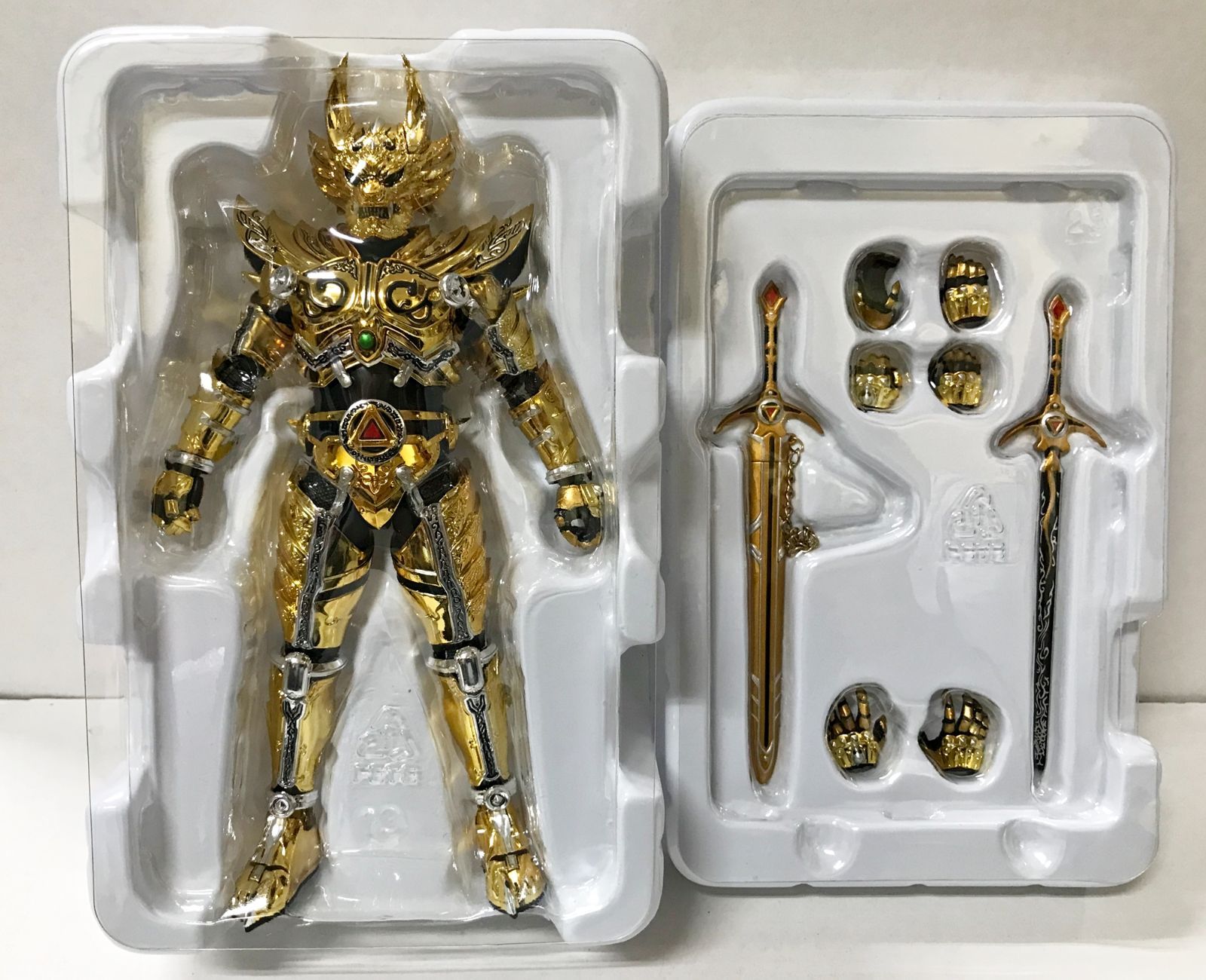 29.【開封】S.H.Figuarts(真骨彫製法) 黄金騎士ガロ(冴島鋼牙) 黄金 