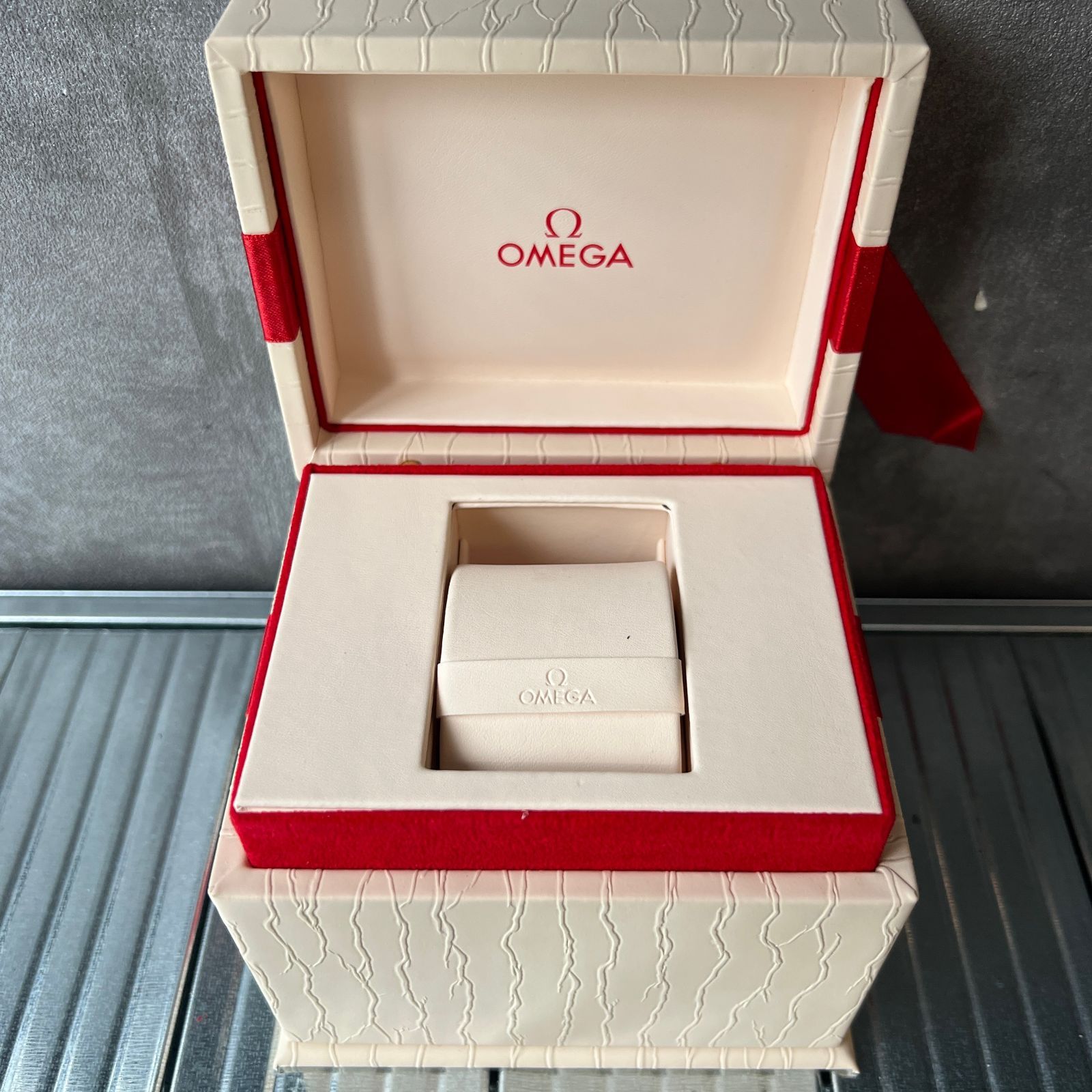 オメガ OMEGA 時計ケース (BOX)取扱説明書付き 全てのレザー ウォッチボックス | OMEGA JP®
