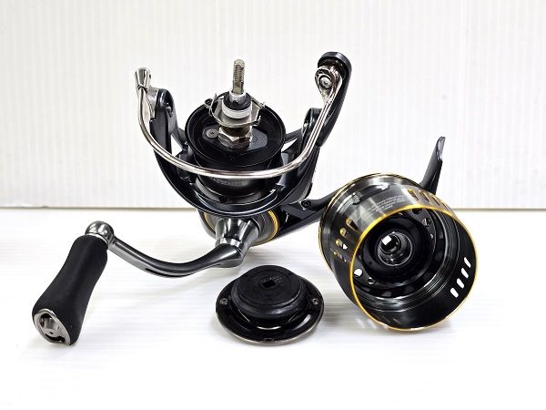 【中古品】 ダイワ Daiwa スピニングリール 23 エアリティ LT2500S-XH 〇YR-17656〇