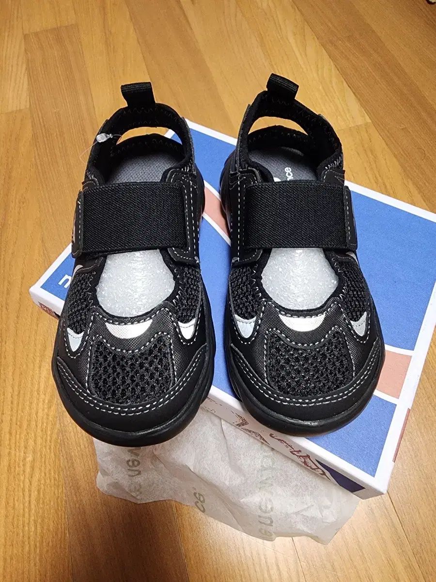 キッズ 220 New Balance ニューバランス フリドル サンダル 黒