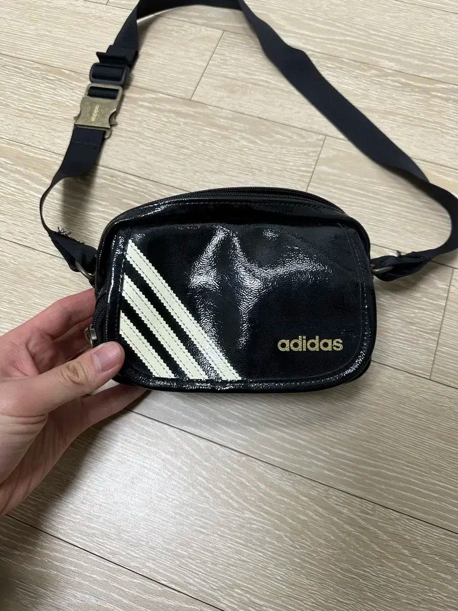 アディダス
