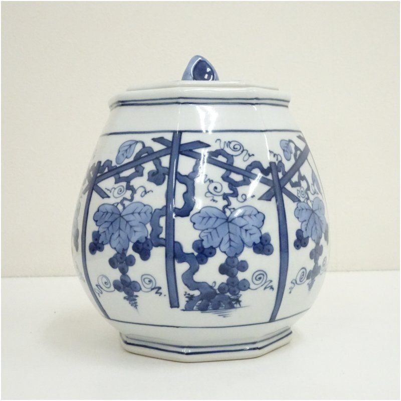 染付葡萄棚水指