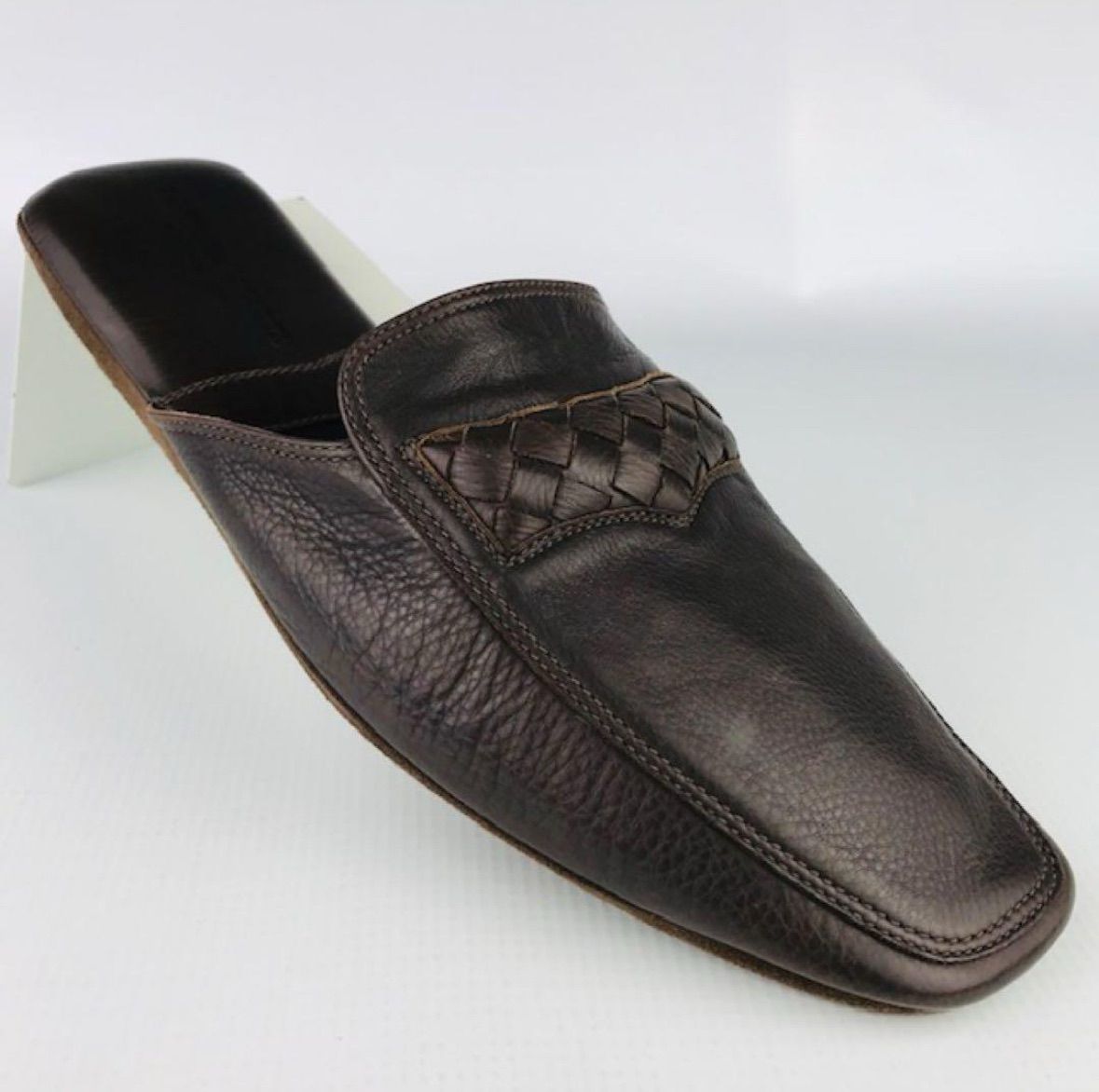 【Bottega Veneta】イントレチャートレザースリッパ ブラック イントレチャート レザースリッパ メンズ | BOTTEGA VENETA | 24S