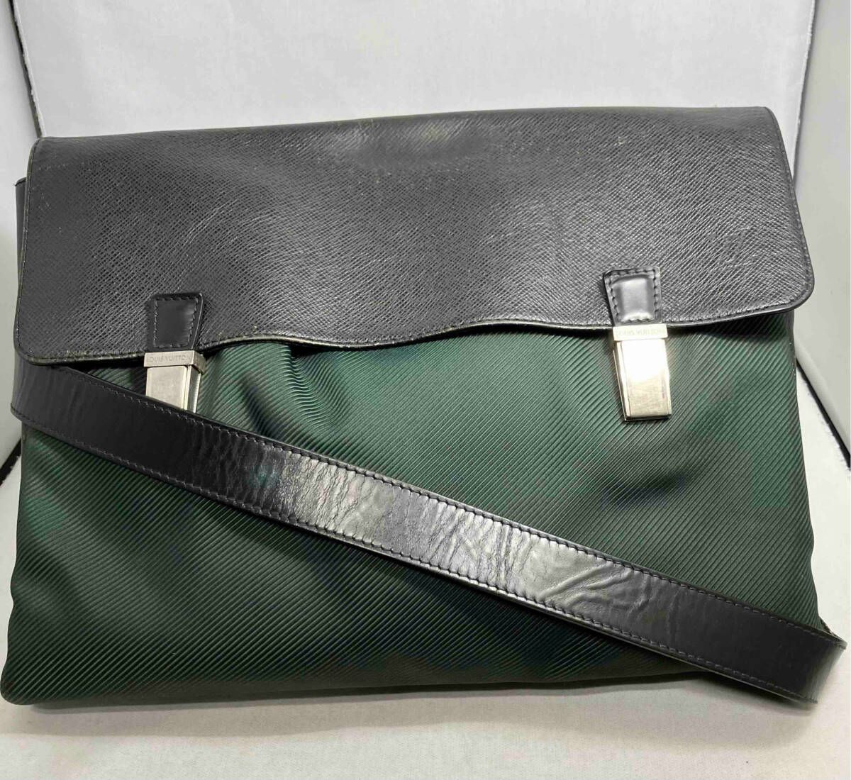 LOUIS VUITTON ルイヴィトン タイガ VI0063 M30882 サラトヴGM ショルダーバッグ