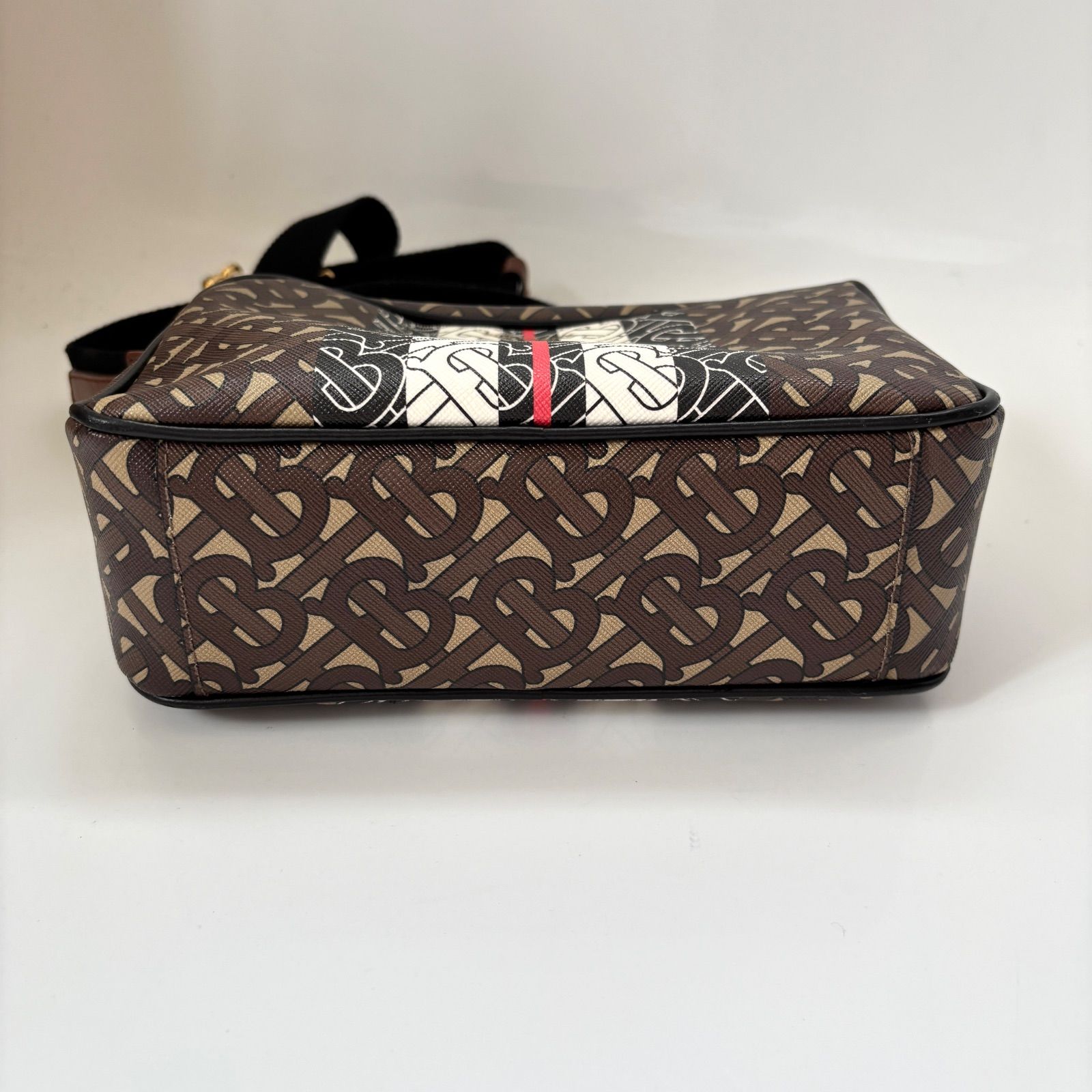 美品 BURBERRY TBロゴ ショルダーバッグ クロズボディ レザー 保存袋 保存袋付き 美品 BURBERRY バーバリー 現行 TBロゴ ショルダー