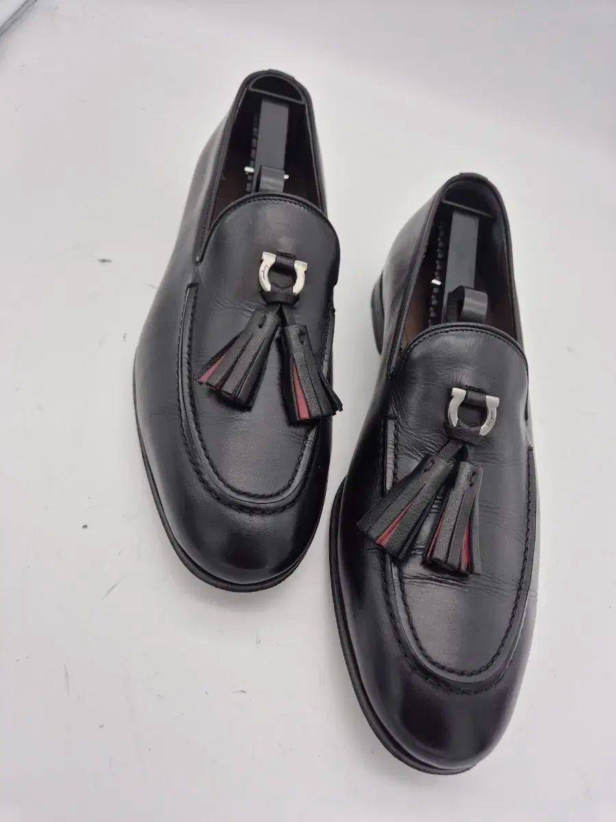 FERRAGAMO フェラガモ 黒 タッセル ローファー メンズ 靴