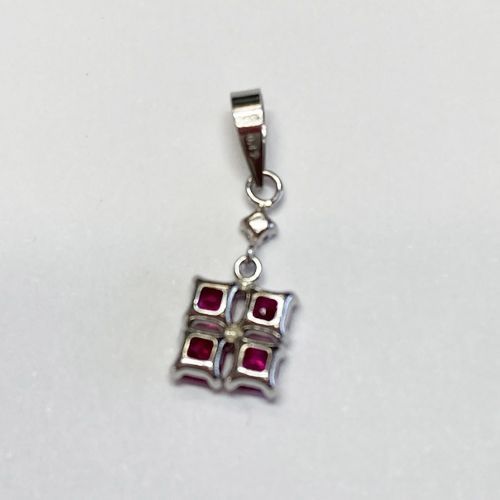 PT900ルビー0.45ct角4個付ペンダント ダイヤモンド0.025ct - メルカリ
