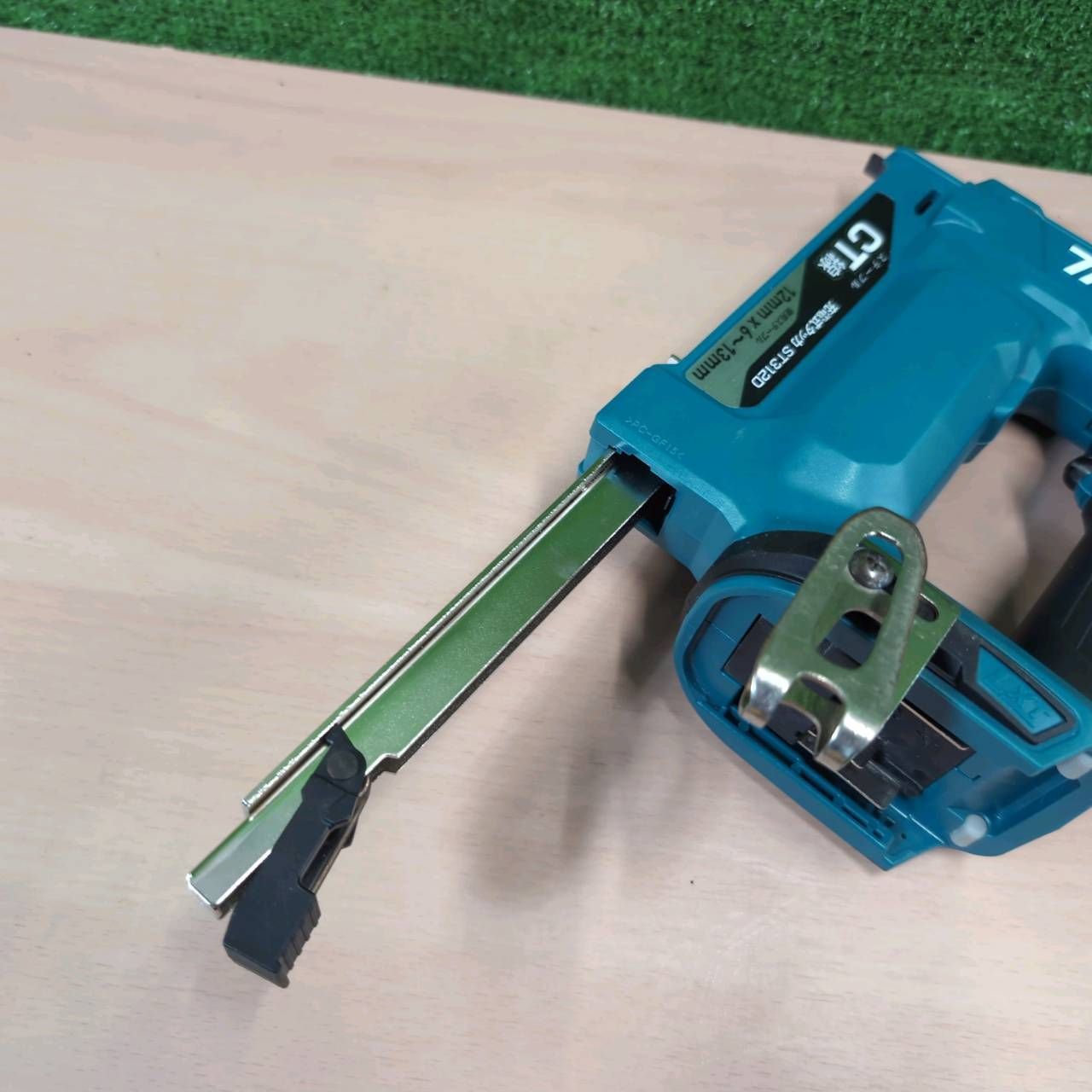 充電式タッカ 18V｜外装