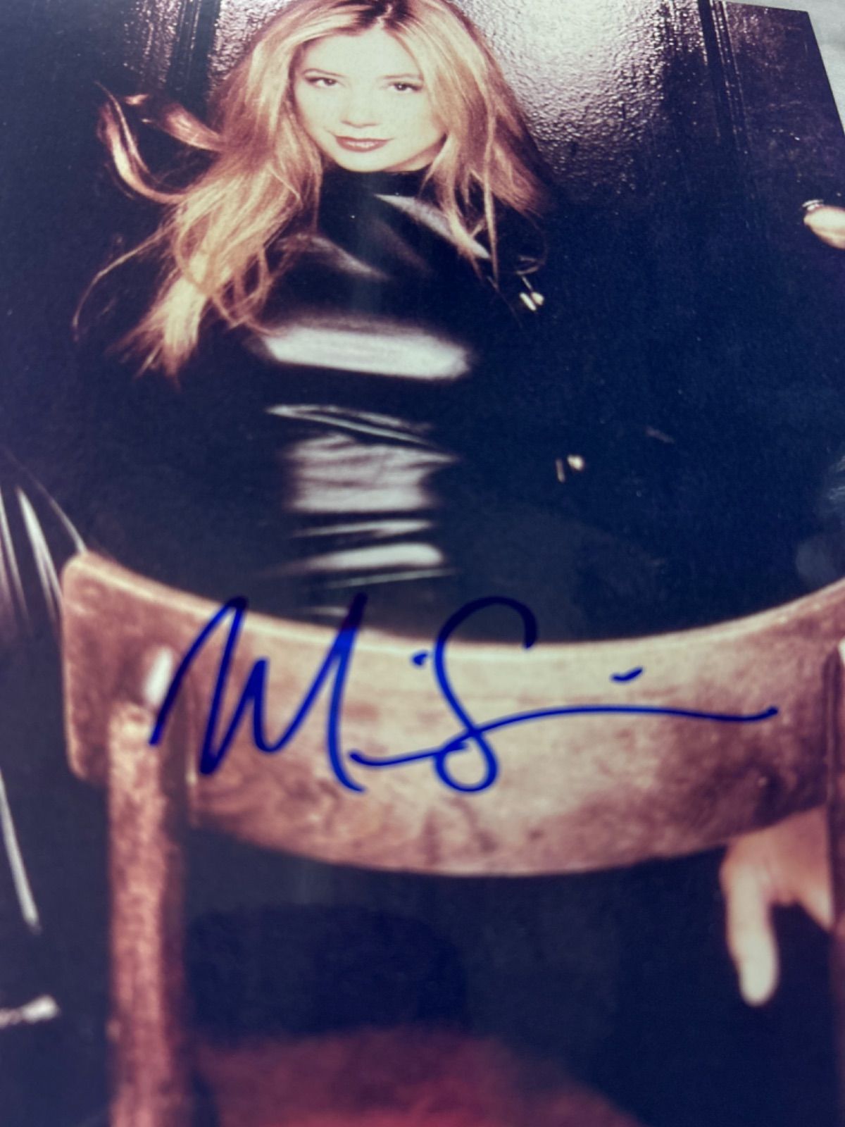 ミラ ソルヴィノ 直筆サイン入り8x10フォト - メルカリ