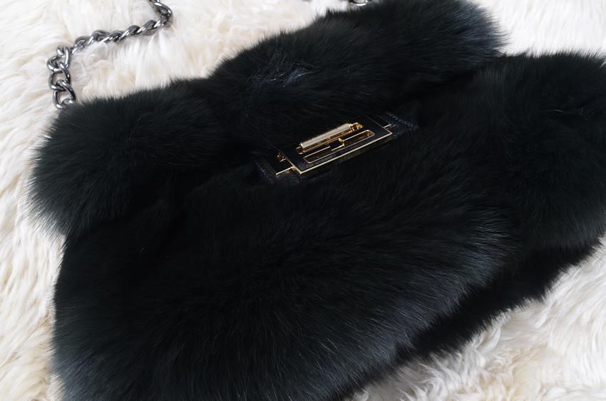 上質フォックスを使用した華やかなファーショルダーバッグダークグリーン 毛皮ファー DECORATOM_COM_BR