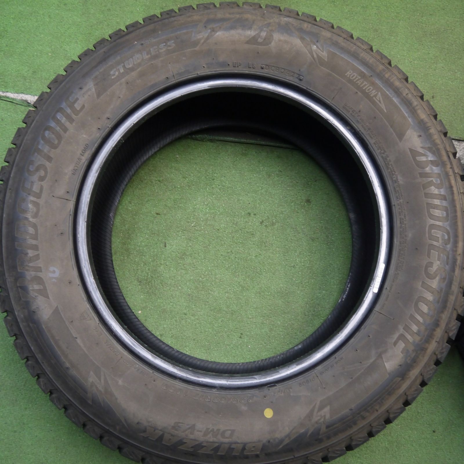幅広い品揃え。 バリ溝 22年 8.5分 スタッドレス 235 65R17 ブリヂストン ブリザック DM-V3 タイヤ 17インチ ボルボ アウディ 等 5091001Hスタ