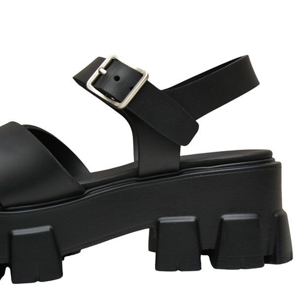 プラダ モノリス