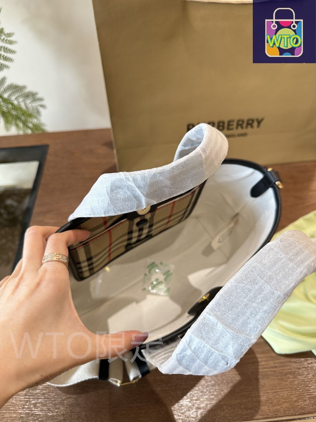 【BURBERRY】25SS フレイヤ ミディアム トートバッグ/関税送料込 スモール フレヤトート (ナチュラル／タン) - ウィメンズ