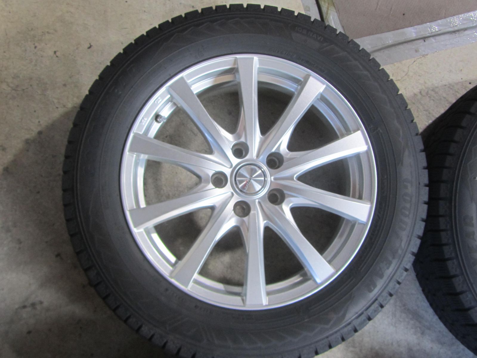 大特価】215/60R17 スタッドレス グッドイヤー アイスナビ8 C-HR外し