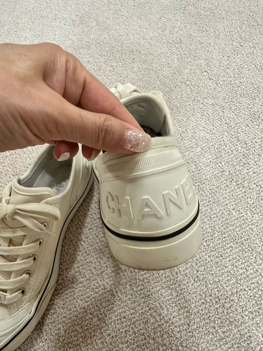 CHANEL(シャネル) 白 スニーカー新品 - メルカリ